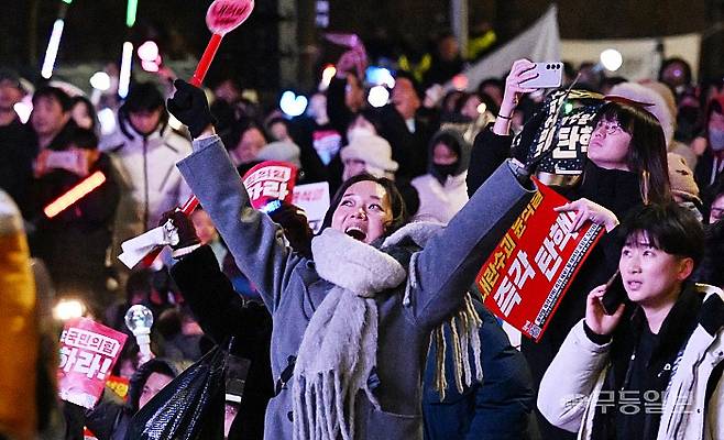 '윤석열 즉각 퇴진·사회대개혁 비상행동' 주최로 13일 오후 서울 영등포구 국회의사당 인근에서 열린 탄핵소추안 국회 통과 촉구 촛불집회에서 도로를 가득 메운 수많은 국민들이 응원봉을 들고 집회에 참여하고 있다.
양광삼기자 ygs02@mdilbo.com