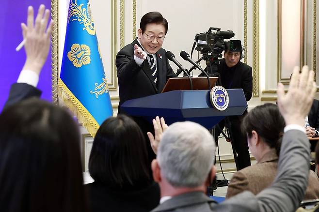 이재명 대통령이 3일 청와대 영빈관에서 열린 '새롭게 선 민주주의, 그 1년' 외신 기자회견에서 질문을 받고 있다. 사진=뉴시스