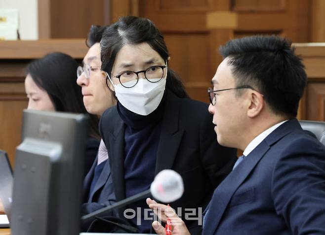 도이치모터스 주가조작과 명태균 공천개입, 통일교 청탁·뇌물 수수 의혹 혐의 등으로 구속기소 된 김건희 씨가 3일 서울 서초구 서울중앙지방법원에서 열린 자본시장법 위반 혐의 결심 공판에 출석해 변호인과 대화하고 있다. (사진=공동취재단)