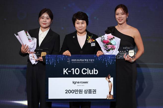 최민경(맨 오른쪽)이 지난 11월 28일 열린 KLPGA 대상 시상식에서 이소영(맨 오른쪽)과 함께 K-10을 수상한 뒤 기념촬영하고 있다. (사진=연합뉴스) >