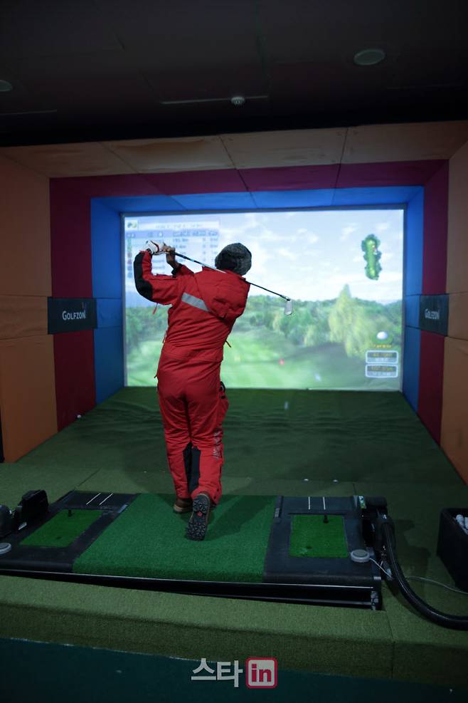 남극 세종과학기지에 설치된 골프존 시뮬레이터에서 연구대원이 스크린골프 라운드를 하고 있다. (사진=골프존)