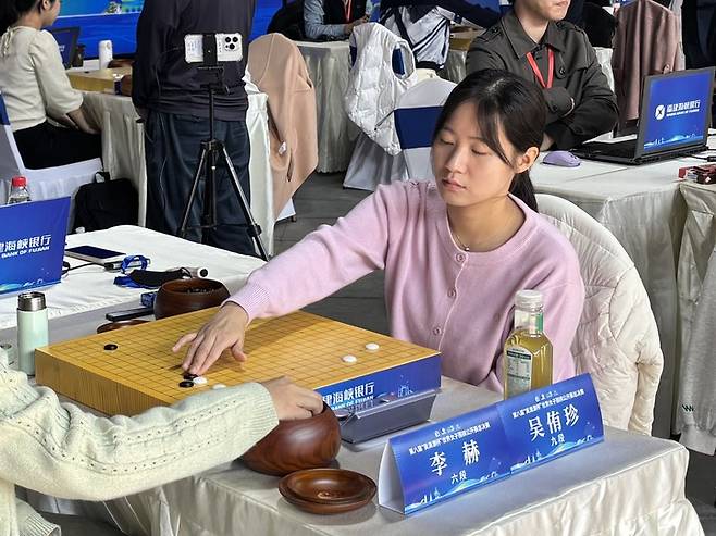 오유진 9단이 오청원배 24강전을 치르고 있다.(사진 한국기원 제공)