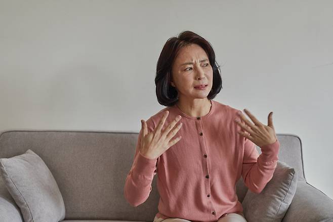 스트레스를 받는 등 감정적 변화가 일어나면 추울 때에도 손바닥, 발바닥 등에서 땀이 나올 수 있다. 사진=게티이미지뱅크