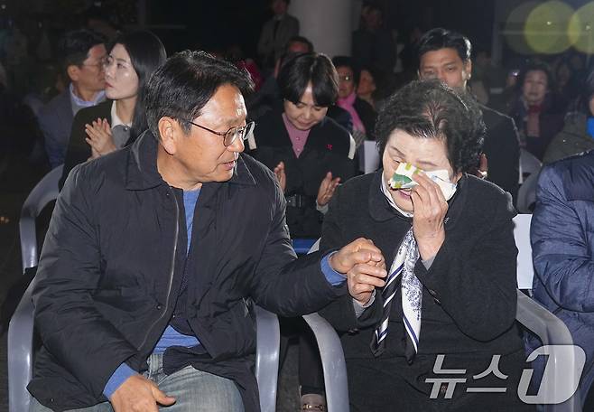 11일 오전 광주시청 시민홀에서 열린 '한강 작가 노벨문학상 수상기념 시민 축하행사'에서 인공지능으로 복원한 소설 '소년이 온다' 주인공 '동호'의 축하메시지를 듣던 문재학 열사의 어머니 김길자 씨가 눈물을 훔치고 있다. (광주시 제공) 2024.12.11/뉴스1 ⓒ News1