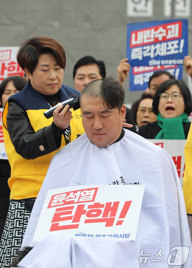더불어민주당 안형주 광주 서구의원 등 광주 지방의원들이 9일 오후 동구 5·18민주광장에서 '12·3 내란 주범 윤석열 탄핵 즉각 구속 촉구' 성명문을 발표한 후 삭발식을 하고 있다. 2024.12.9/뉴스1 ⓒ News1 이수민 기자