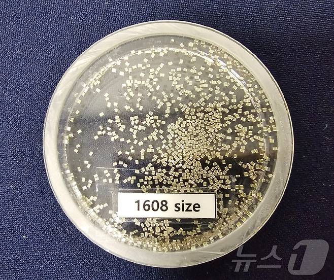 삼성전기의 적층세라믹콘덴서(MLCC)제품. (자료사진) 2024.10.30/뉴스1 ⓒ News1 한재준 기자