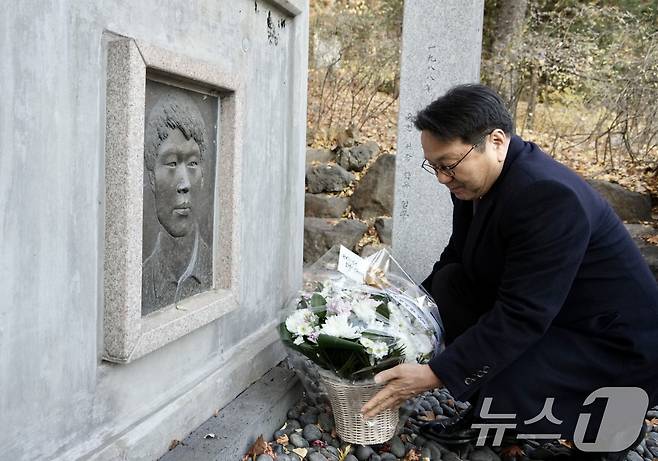 강기정 광주시장이 2일 오후 '오월광주와 민주주의' 특별강연에 앞서 서강대학교 로욜라 동산에서 김의기 열사 추모비에 참배하고 있다.(광주시 제공. 재판매 및 DB 금지) 2025.12.3/뉴스1