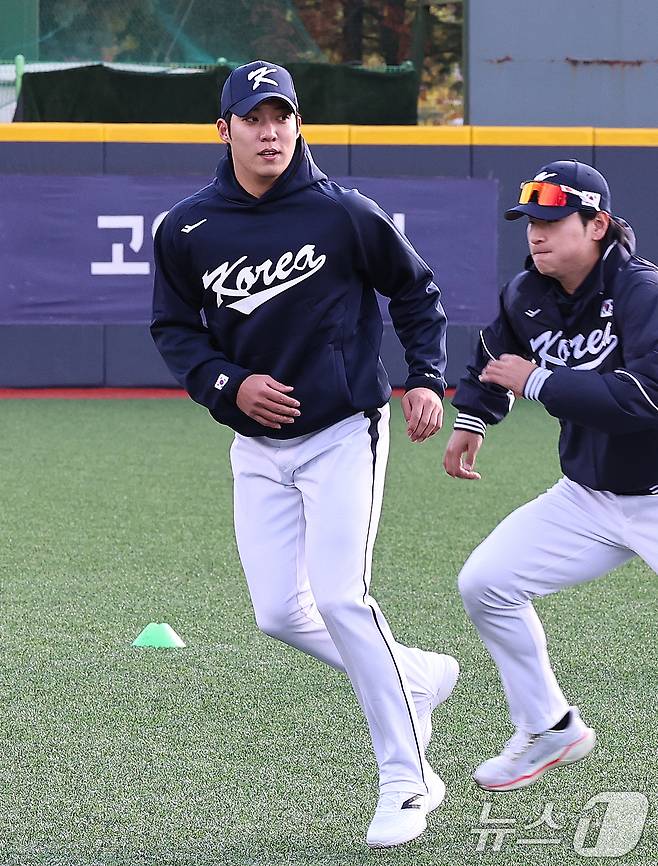 류지현 감독이 이끄는 야구 국가대표팀 원태인이 2일 오후 경기 고양시 국가대표 야구훈련장에서 열린 첫 소집훈련에서 몸을 풀고 있다. 대표팀은 오는 8,9일 체코에 이어 15,16일에 일본과의 평가전 경기를 치를 예정이다. 2025.11.2/뉴스1 ⓒ News1 구윤성 기자