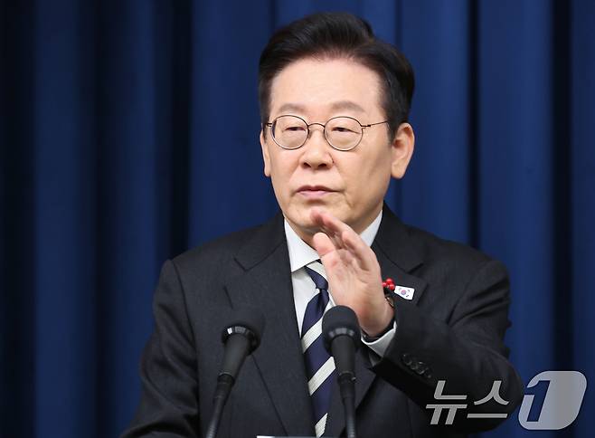 이재명 대통령이 3일 서울 용산 대통령실 청사에서 ‘빛의 혁명 1주년, 대통령 대국민 특별성명’을 발표한 뒤 취재진 질문에 답하고 있다. 2025.12.3/뉴스1 ⓒ News1 허경 기자