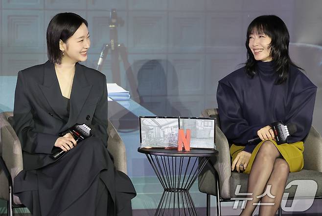 배우 김고은과 전도연(오른쪽)이 3일 서울 용산구 CGV 용산아이파크몰에서 열린 넷플릭스 시리즈 '자백의 대가' 시사회 및 간담회에서 미소를 짓고 있다. '자백의 대가'는 남편을 죽인 용의자로 몰린 ‘윤수’와 마녀로 불리는 의문의 인물 ‘모은’, 비밀 많은 두 사람 사이에서 벌어지는 일을 그린 미스터리 스릴러다. 2025.12.3/뉴스1 ⓒ News1 권현진 기자