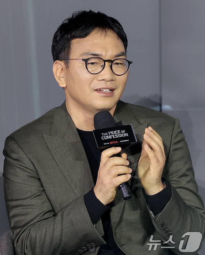 이정효 감독이 3일 서울 용산구 CGV 용산아이파크몰에서 열린 넷플릭스 시리즈 '자백의 대가' 시사회 및 간담회에서 인사말을 하고 있다. '자백의 대가'는 남편을 죽인 용의자로 몰린 ‘윤수’와 마녀로 불리는 의문의 인물 ‘모은’, 비밀 많은 두 사람 사이에서 벌어지는 일을 그린 미스터리 스릴러다. 2025.12.3/뉴스1 ⓒ News1 권현진 기자