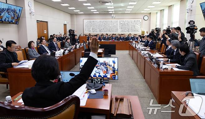 3일 서울 여의도 국회에서 열린 제429회국회(정기회) 법제사법위원회 제16차 전체회의에서 토론 종결 거수 투표가 진행되고 있다. 2025.12.3/뉴스1 ⓒ News1 이승배 기자