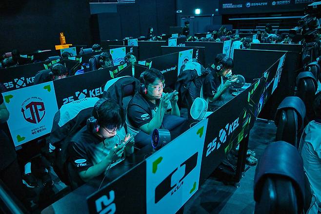 디플러스 기아 선수단이 30일 대전e스포츠경기장에서 열린 2025 KEL 배틀그라운드 모바일 결선 1일차 경기에 임하고 있다. 사진 | 한국e스포츠협회