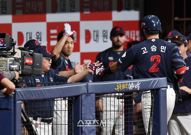 롯데 고승민(오른쪽)이 24일 고척스카이돔에서 열린 2025 KBO리그 키움과 경기 1회초 1사 키움 선발 정현우를 상대로 솔로 홈런을 친 뒤 김태형 감독과 하이파이브를 하고 있다. 고척 | 박진업 기자 upandup@sportsseoul.com