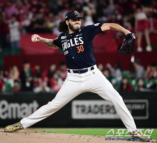 10월 1일 인천 SSG랜더스필드에서 열린 KBO리그 SSG와 한화의 경기. 선발 투구하고 있는 한화 폰세. 인천=송정헌 기자songs@sportschosun.com