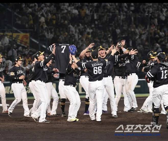 5년 만에 재팬시리즈 우승을 차지한 소프트뱅크. 지난해 재팬시리즈에선 요코하마에 밀렸지만, 올해는 한신에 1패 후 4연승을 올렸다. 사진캡처=소프트뱅크 호크스 SNS