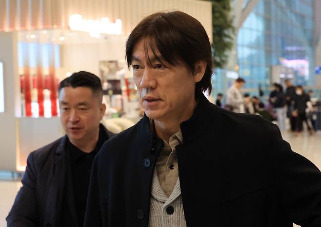 출국하는 홍명보 축구대표팀 감독

    (영종도=연합뉴스) 최재구 기자 = 홍명보 축구국가대표팀 감독이 3일 인천국제공항에서 북중미월드컵 조 추첨이 진행되는 미국 워싱턴으로 출국하고 있다. 2025.12.3