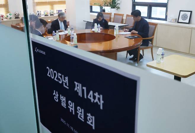 2025년 제14차 한국프로축구연맹 상벌위원회

    (서울=연합뉴스) 김성민 기자 = 19일 서울 종로구 축구회관에서 열린 프로축구 K리그1 전북 현대 타노스 코치의 '손동작 논란' 한국프로축구연맹 2025년 제14차 상벌위원회에 앞서 조남돈 위원장 등의 위원이 자료를 살피고 있다. 

    타노스 코치는 지난 8일 대전하나시티즌과의 경기에서 눈을 가리키는 행동으로 인종차별 논란에 휩싸였다. 2025.11.19