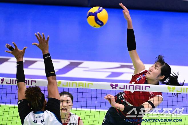 현대건설 정지윤이 2일 GS칼텍스전서 스파이크를 때리고 있다. 사진제공=KOVO