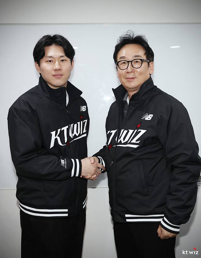 최원준(왼쪽)과 나도현 KT 단장. 사진제공=KT 위즈