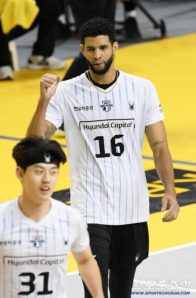 29일 의정부체육관에서 열린 V리그 남자부 KB손해보험과 현대캐피탈의 경기. 현대캐피탈 레오가 득점 후 환호하고 있다. 의정부=박재만 기자 pjm@sportschosun.com/2025.11.29/