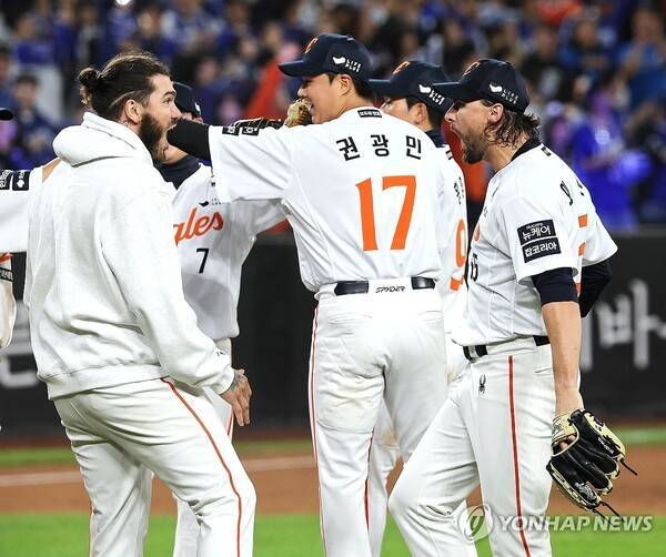 2025시즌 한화 이글스의 마운드를 이끈 코디 폰세(왼쪽)와 라이언 와이스. ⓒ연합뉴스