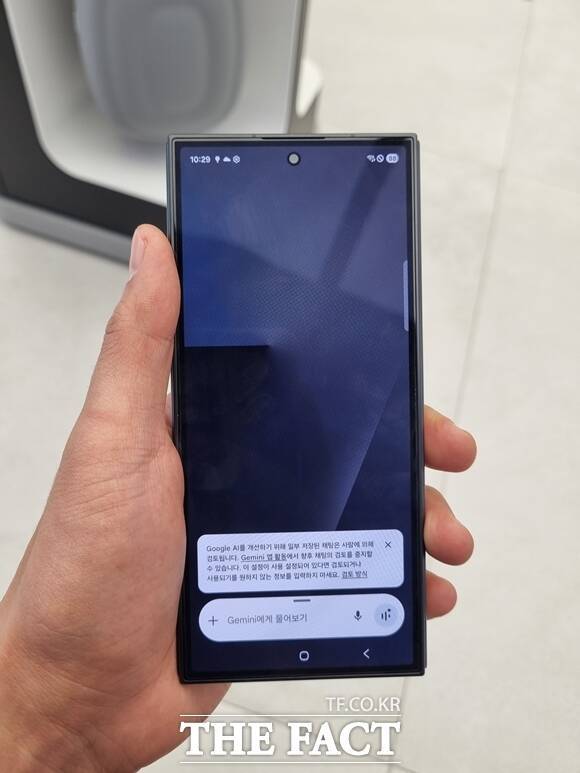 제품을 접으면 '갤럭시Z폴드7'과 같은 휴대성 높은 바 타입 화면을 지원한다.