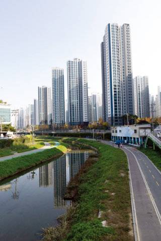 목감천을 따라 펼쳐진 광명뉴타운 신축 아파트 전경.&nbsp;