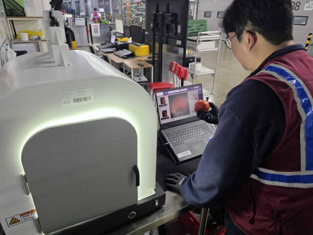 컬리 평택 물류센터에 도입된 AI 선별기를 직원이 활용하고 있다. (사진=컬리)