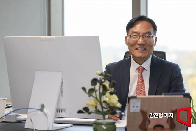 이현승 LHS자산운용 회장이 11일 서울 용산구 파크타워에 마련된 사무실에서 인터뷰에 앞서 포즈를 취하고 있다. 강진형 기자