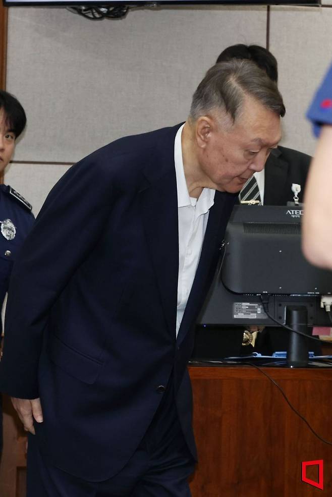 윤석열 전 대통령이 26일 서울 서초동 서울중앙지법에서 열린 특수공무집행방해 혐의 재판에 출석하고 있다. ＜2025. 09.26 사진공동취재단＞