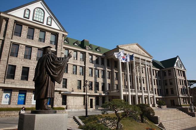 2019년 4월 5일 한양대학교 구 본관인 한양대 역사관. 왼쪽 동상은 학교 설립자인 김연준 이사장의 동상. /조선DB