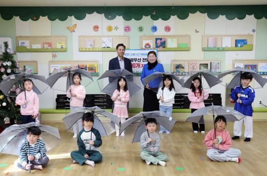 충남도청어린이집에서 어린이 교통안전용품 전달식이 진행되고 있다. 충남도 제공.