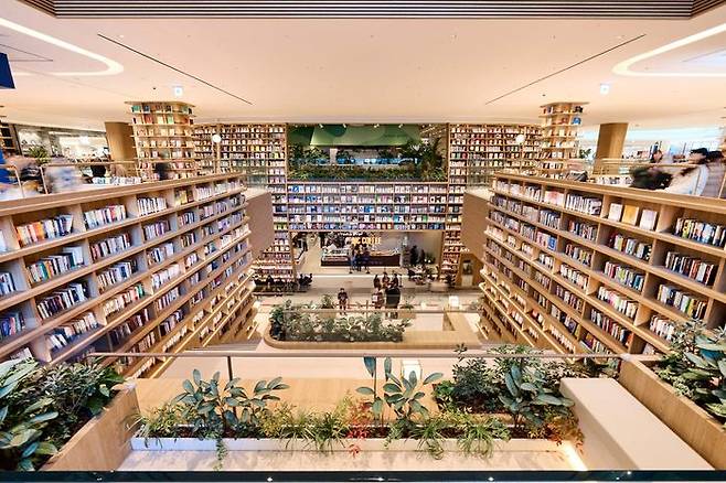 스타필드 빌리지 운정 1층과 2층 ‘북스테어’와 ‘센트럴 파드’ 일대.ⓒ신세계프라퍼티