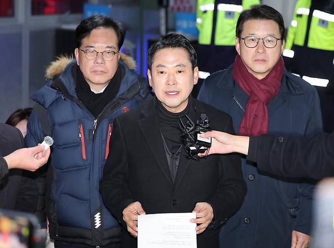 장동혁 국민의힘 대표가 3일 새벽 경기도 의왕 서울구치소에서 12·3 비상계엄 해제 요구안 표결 방해 의혹을 받는 추경호 국민의힘 의원의 구속 영장이 기각된 후 발언하고 있다. 2025.12.3. 뉴스1