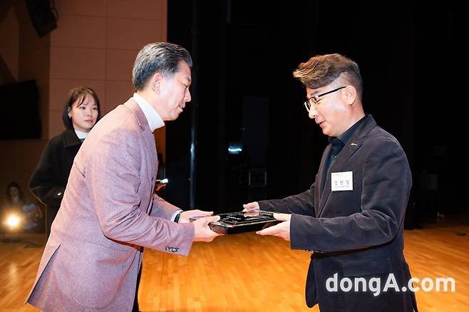 김원일 원바이오젠 대표가 2025년 구미시 최고 기업 중소기업 기업인 부문에 선정돼 수상하고 있다.