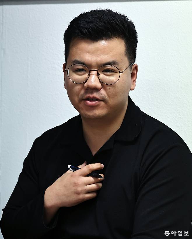 12·3 계엄 당시 국회로 향하며 카카오톡 ‘나와의 채팅’에 유서와도 같은 메시지를 남겼던 강영수 노무사(33)가 지난달 25일 자신의 사무실에서 당시 심경을 설명하고 있다. 강 노무사는 “잡혀가서 죽는 거 아닌지 걱정도 밀려왔지만, 태어나서 알던 대한민국이 무너질 거란 확신에 바로 국회로 갔다”고 했다. 양회성 기자 yohan@donga.com