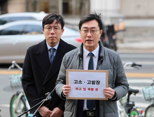더불어민주당 장경태 의원이 2일 자신을 성추행 의혹으로 고발한 고소인을 무고 및 폭행 등으로 고소·고발하기 위해 서울경찰청 민원실을 방문하며 발언하고 있다. [연합뉴스]