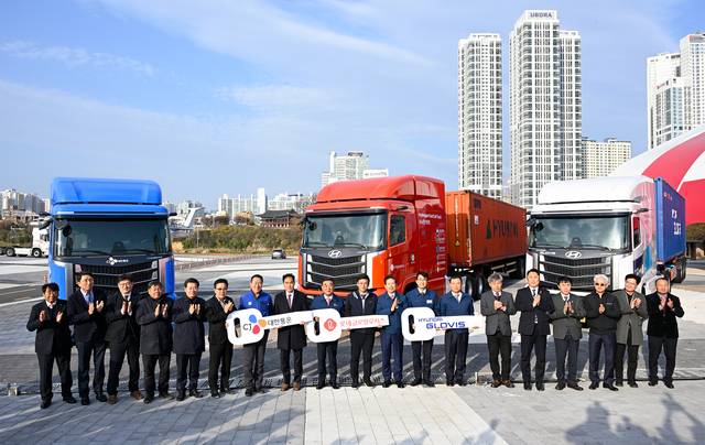 김두겸(왼쪽 9번째부터) 울산광역시장, 권순근 롯데글로벌로지스 TLS사업본부장, 안효대 울산광역시 경제부시장, 김동욱 현대차 전략기획실장 부사장, 조삼현 현대글로비스 SCM사업부장이 2일 울산 태화강 국가정원 남구둔치에서 진행된 '수소전기 트랙터 실증 사업 차량 인도식' 행사에서 기념촬영을 하고 있다. 현대차 제공