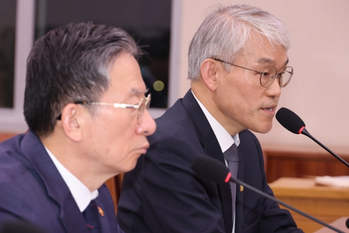 천대엽(오른쪽) 법원행정처장이 지난 11월 26일 서울 여의도 국회에서 열린 법제사법위원회 전체회의에서 국민의힘 나경원 의원의 질의에 답하고 있다. 왼쪽은 정성호 법무부 장관. [연합뉴스]