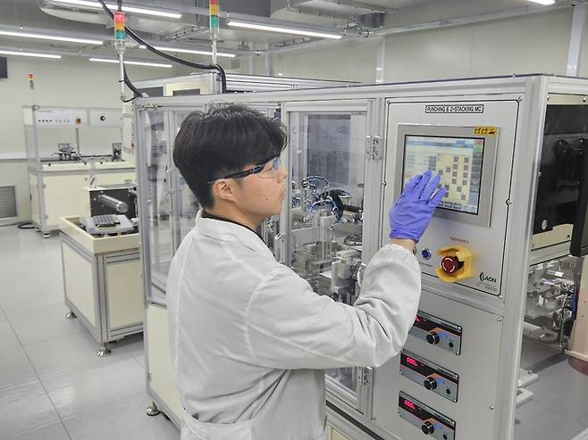 에너지연 연구진이 개발 전극을 활용해 파우치형 전지를 제조하고 있다.