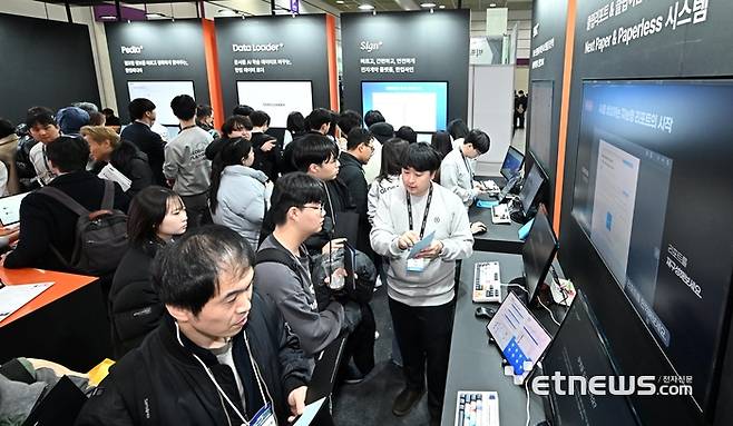 국내 최대 소프트웨어 전시회인 '소프트웨이브 2025'가 3일 서울 삼성동 코엑스에서 열렸다. 참관객이 한글과컴퓨터의 기술의 다양한 서비스를 살펴보고 있다.  이동근기자 foto@etnews.com