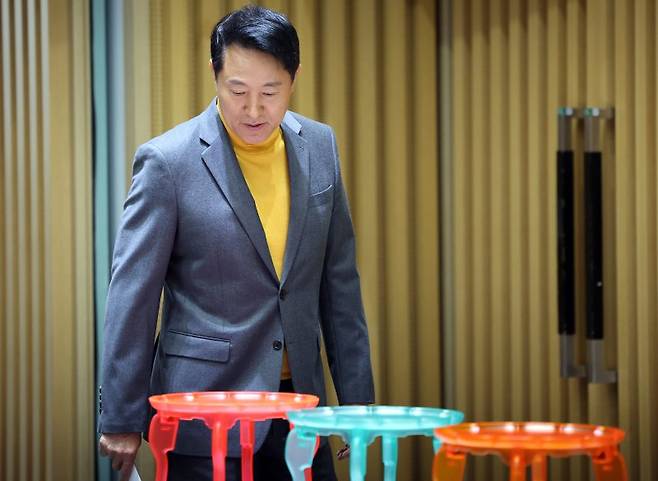 오세훈 서울시장이 2일 오전 서울 중구 서울시청 대회의실에서 열린 2026 서울색, 서울빛 기자설명회에 참석하고 있다. 뉴시스