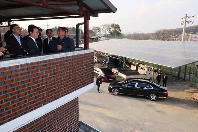 김민석 국무총리가 20일 경기도 여주시 구양리 '마을 태양광 발전소'를 방문, 발전 시설을 둘러보고 있다. 2025.11.20 (사진=저작권자(c) 연합뉴스, 무단 전재-재배포 금지)