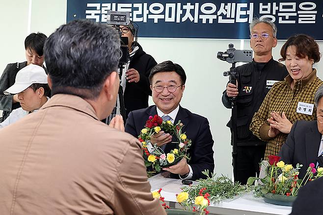 윤호중 행정안전부 장관이 광주 국립 국가폭력트라우마치유센터를 방문하여 유가족 피해자와 함께 원예 치유 프로그램에 참여하고 있다. 2025.11.10 (ⓒ뉴스1, 무단 전재-재배포 금지)