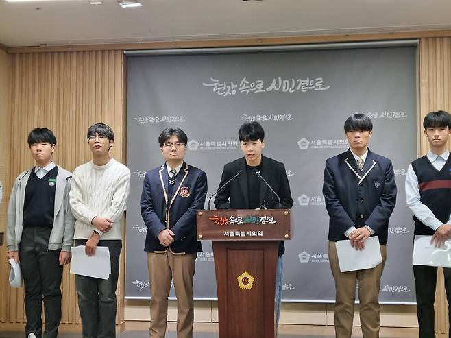 지난 11월22일 서울 중구 서울시의회 앞에서 열린 민주청소년네트워크의 ‘교습 시간 밤 12시 연장 조례 폐기 촉구 기자회견’에서 민지환군(17·가운데)이 발언을 하고 있다. 고나린 기자