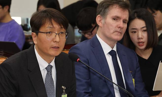 3일 국회 정무위원회가 연 열린 쿠팡 개인정보 유출 사태 관련 현안질의에서 박대준 쿠팡 대표이사가 질의에 답변하고 있다. 오른쪽은 브랫 매티스 쿠팡 최고정보보호 책임자(CISO). 연합뉴스