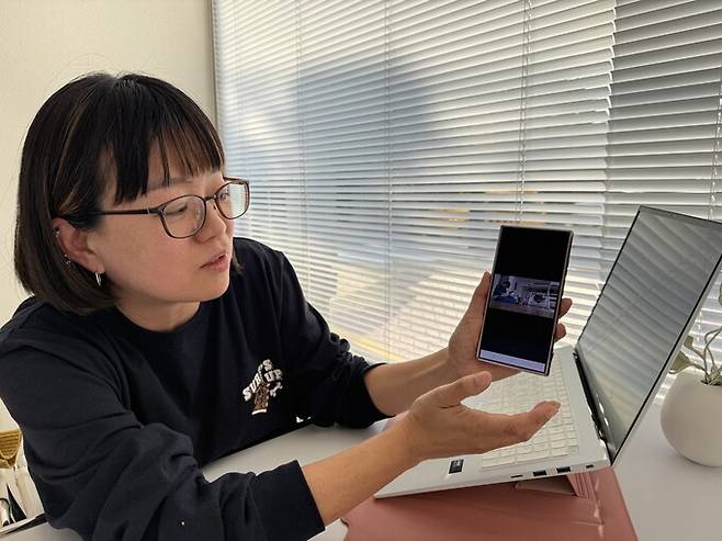 지난 11월20일 이시하라 미카 ‘이누코코로 포즈케어’ 대표가 서울 동작구 한 카페에서 유기견 단추에게 진행했던 ‘교육 미용’ 과정을 설명하고 있다. 김지숙 기자