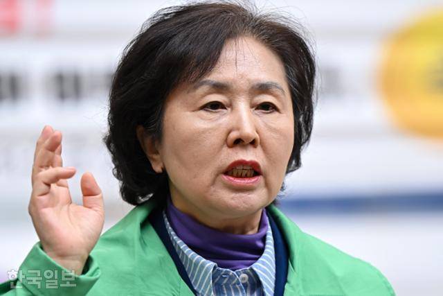 김영선 전 국민의힘 의원이 10월 24일 서울 서초구 서울중앙지법에서 김건희 여사 주가조작·금품수수·공천개입 의혹 4차 공판 증인신문 출석을 앞두고 입장을 밝히고 있다. 박시몬 기자