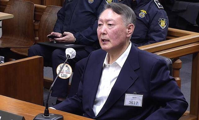 윤석열 전 대통령이 지난달 19일 서울 서초동 서울중앙지법에서 열린 한덕수 전 국무총리의 내란 중요임무 종사 등 혐의 공판에 증인으로 출석해 발언하고 있다. 뉴스1